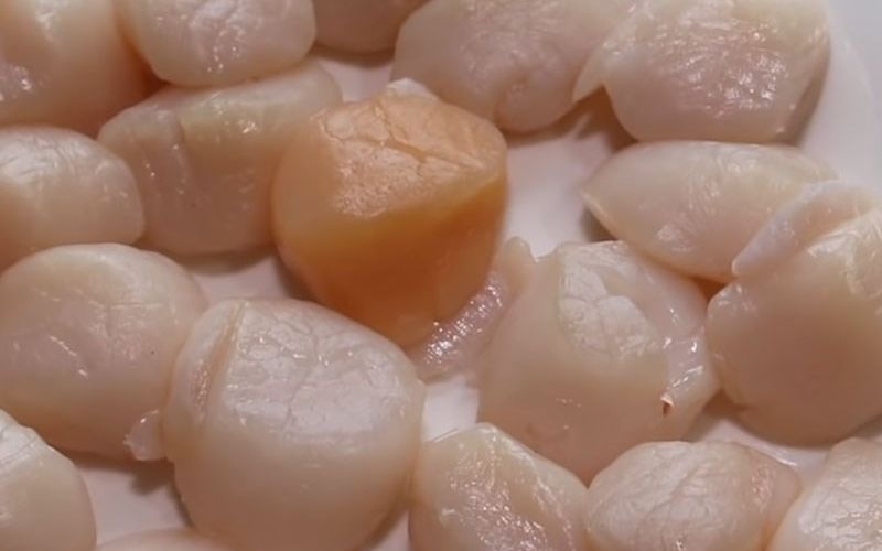 Sơ chế nguyên liệu salad cồi sò điệp sốt chanh leo.