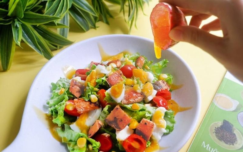 Trộn salad cồi sò điệp sốt chanh leo.