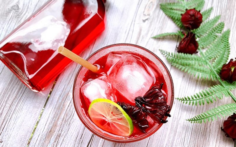 Pha siro atiso đỏ với nước