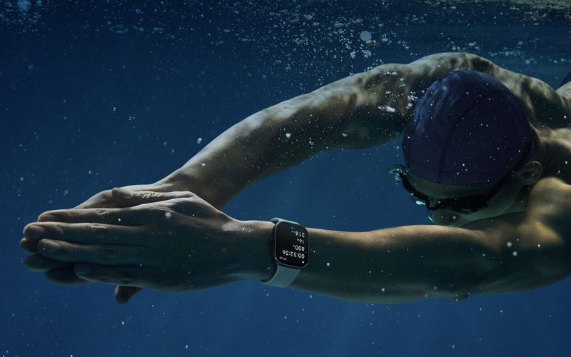 Smartwatch đo và theo dõi hiệu suất bơi lội