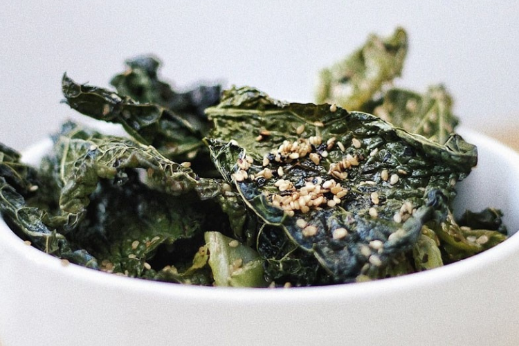 Hướng dẫn cách làm snack bắp cải giòn rụm, đậm vị mè thơm ngon dễ thực hiện tại nhà