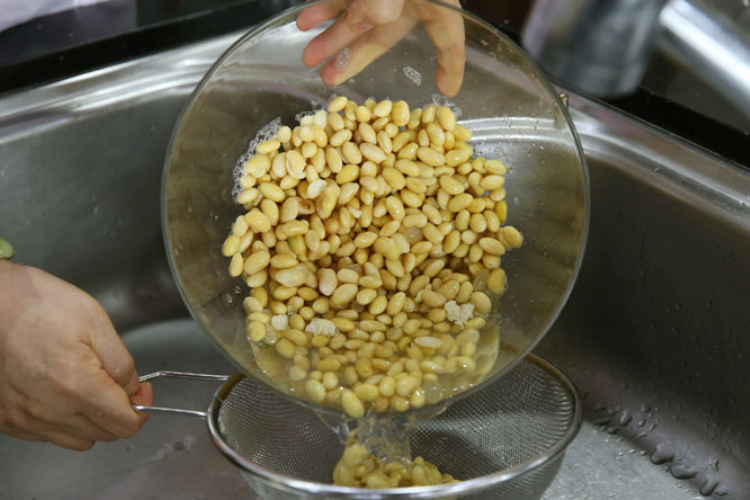 Cách sơ chế đậu nành khi làm sữa đậu nành, đảm bảo chất lượng sữa thơm ngon