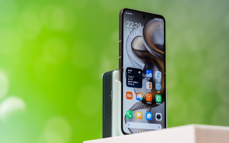 so sánh Galaxy Z Flip 7 và Xiaomi Mix Flip 2 2b.jpg