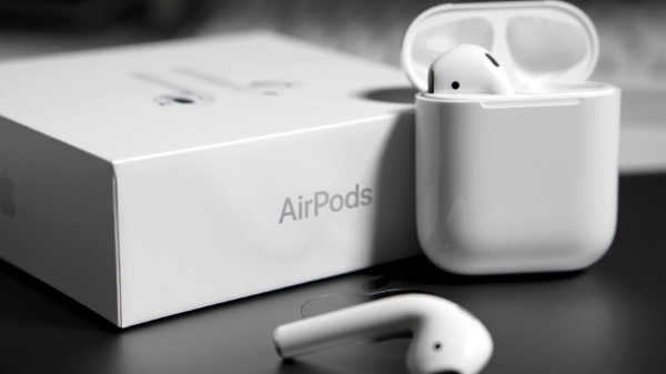 so-sanh-airpods-5-hop-sac-co-day-va-airpods-5-hop-sac-khong-day.jpg