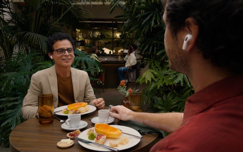 so sánh AirPods Pro 3 và Pro 2 về khả năng dịch thuật trực tiếp