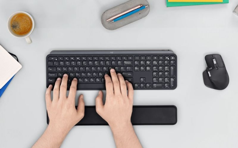 So sánh bàn phím có dây và không dây về tính di động và tiện lợi