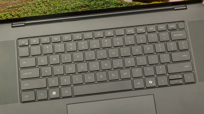 So sánh Dell XPS và Precision 7