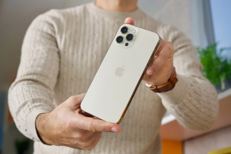 So sánh iPhone 15 và iPhone 12 Pro Max 2