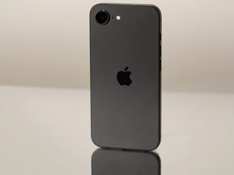 So sánh iPhone 16e và 15 Plus - hình 1