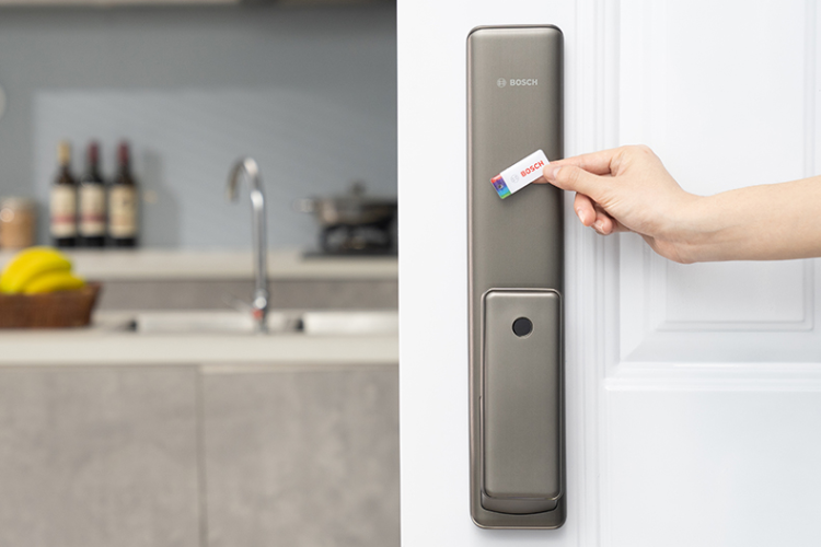 so sánh khóa điện tử hafele và bosch 5