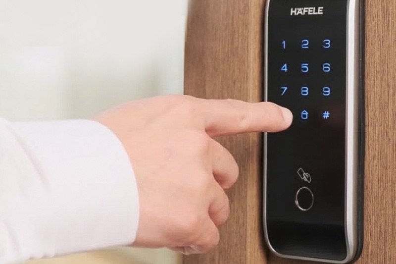So sánh khóa điện tử Hafele và Samsung chi tiết 7