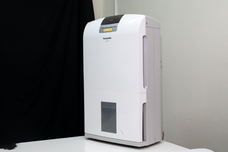 So s&aacute;nh m&aacute;y h&uacute;t ẩm Sharp v&agrave; Panasonic - h&igrave;nh 9