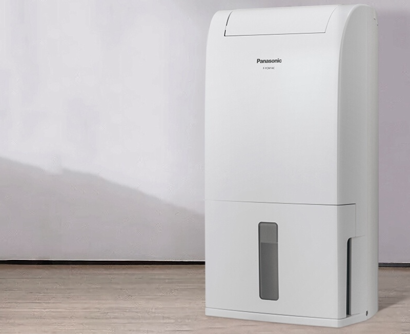 So s&aacute;nh m&aacute;y h&uacute;t ẩm Sharp v&agrave; Panasonic - h&igrave;nh 2