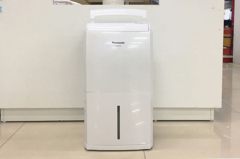 So s&aacute;nh m&aacute;y h&uacute;t ẩm Sharp v&agrave; Panasonic - h&igrave;nh 4