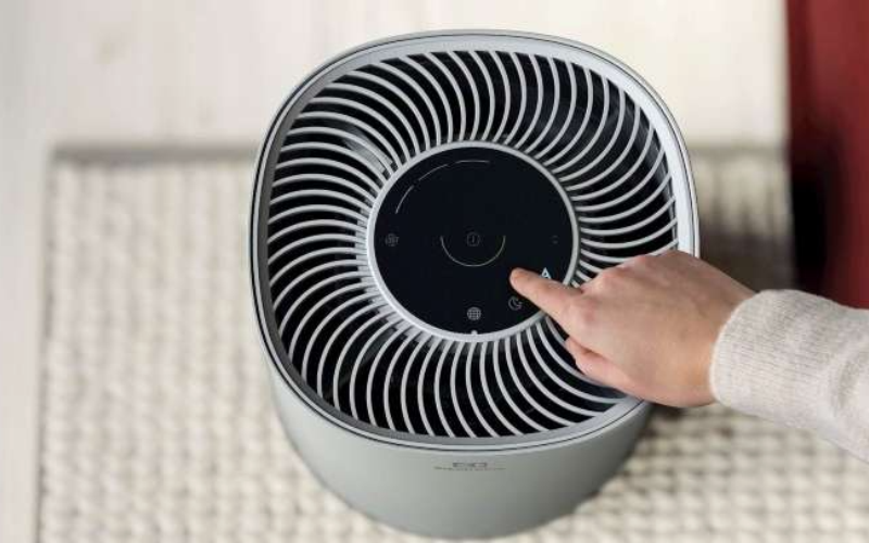 So s&aacute;nh m&aacute;y lọc kh&ocirc;ng kh&iacute; Sharp v&agrave; Electrolux - h&igrave;nh 7