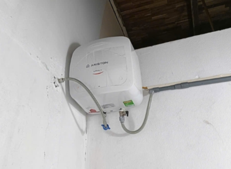 So s&aacute;nh m&aacute;y nước n&oacute;ng gi&aacute;n tiếp Ariston v&agrave; Ferroli - h&igrave;nh 8