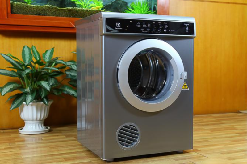 So s&aacute;nh m&aacute;y sấy Electrolux v&agrave; Toshiba - h&igrave;nh 1