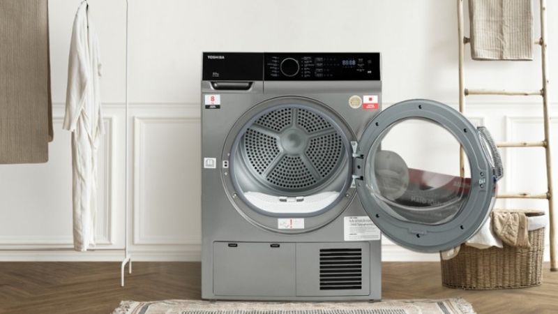 So s&aacute;nh m&aacute;y sấy Electrolux v&agrave; Toshiba - h&igrave;nh 2