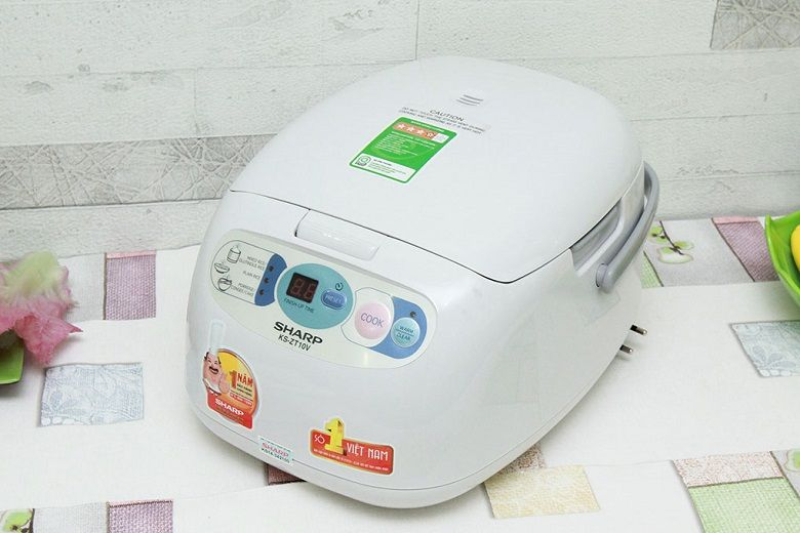 So s&aacute;nh nồi cơm điện tử Sharp v&agrave; Toshiba - h&igrave;nh 1
