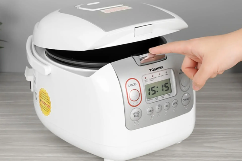So s&aacute;nh nồi cơm điện tử Sharp v&agrave; Toshiba - h&igrave;nh 2