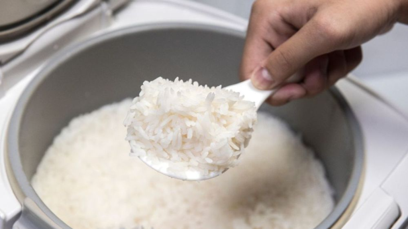 So s&aacute;nh nồi cơm điện tử Sharp v&agrave; Toshiba - h&igrave;nh 9