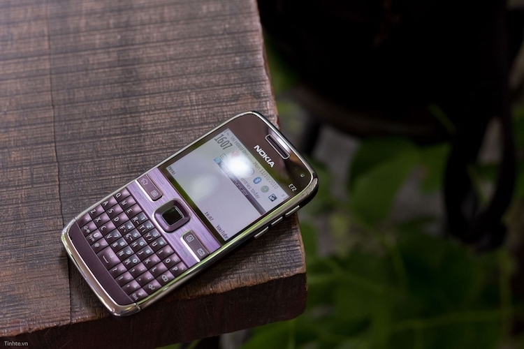 so sánh Nokia E72 và E72i - Hình 3