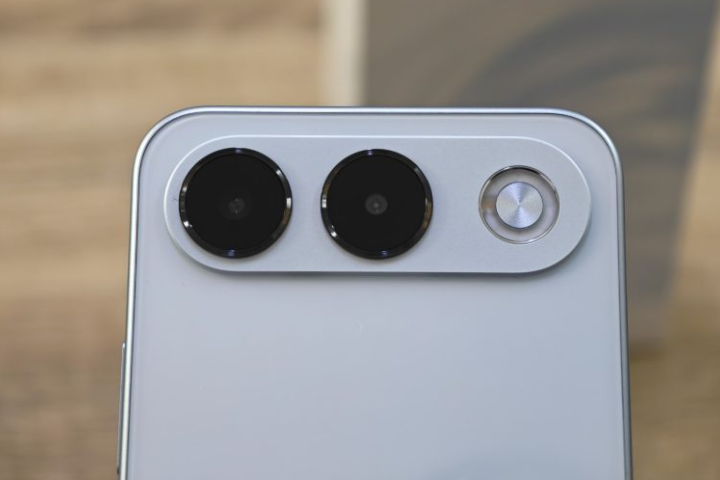 So sánh OPPO A7 Pro và iPhone 16e - hình 8