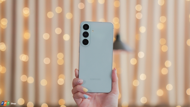 So sánh OPPO A7 Pro và Samsung Galaxy S26 FE - hình 2