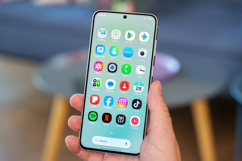 So sánh S26 FE và Galaxy Z Flip8 - hình 4