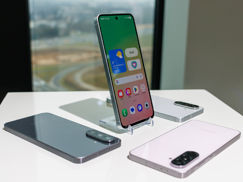 So sánh Samsung A56 và iPhone 14 - hình 1