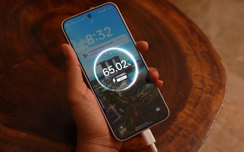 So sánh Samsung Galaxy S26 FE với OPPO Reno16 F về pin, sạc