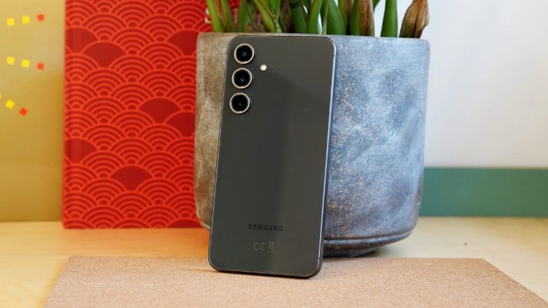 So sánh Samsung Galaxy S26 FE vs S24 FE về thiết kế