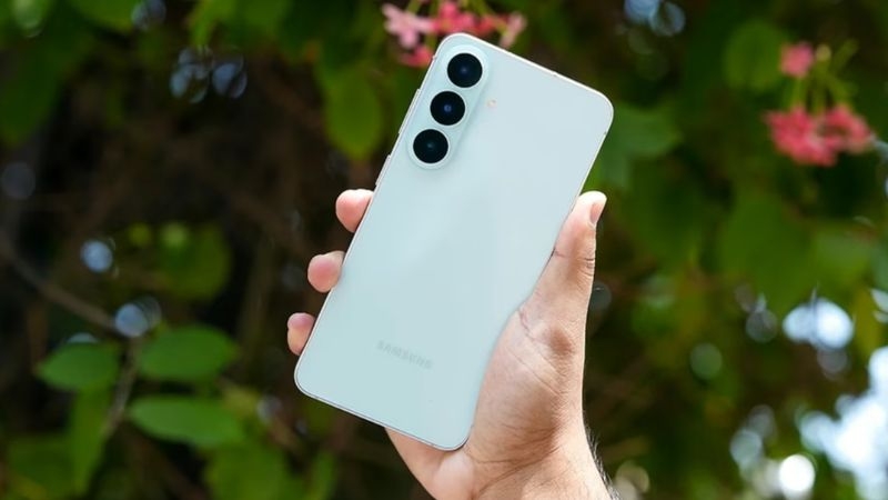 So sánh Samsung Galaxy S26 FE vs Xiaomi 17T về thiết kế