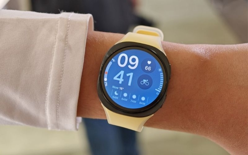So sánh Samsung Galaxy Watch 9 và Watch Ultra 2 về màn hình