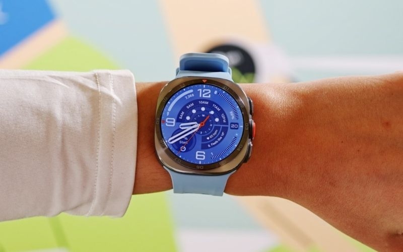 So sánh Samsung Galaxy Watch 9 và Watch Ultra 2 về màn hình