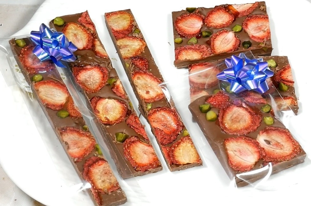 Thử làm socola bark dâu tây và hạt dẻ cười để tỏ tình vào Valentine này nhé!