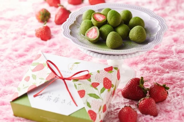 Làm socola truffle matcha trà xanh nhân dâu tây, bên ngoài ngọt ngào bên trong chua thanh dịu mát