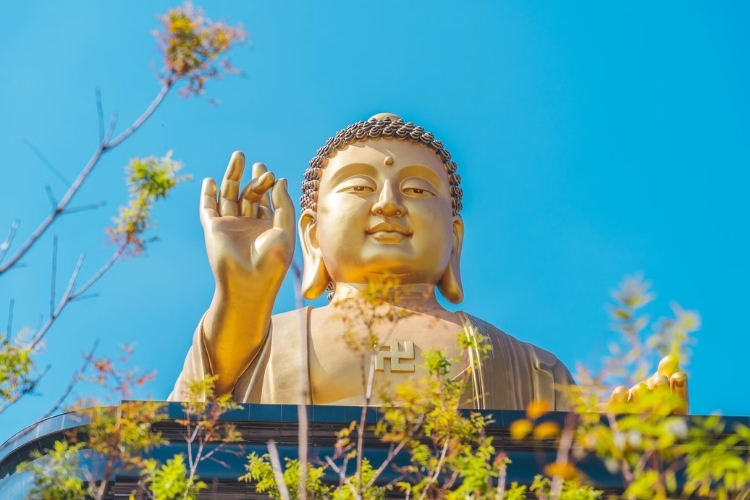 Những stt đi chùa cuối năm hay, ý nghĩa nhất