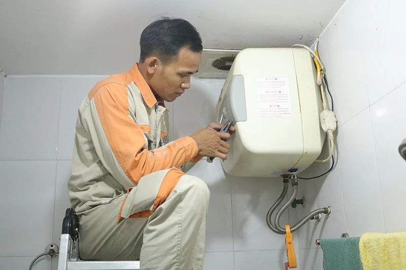 may nuoc nong khong vao nguon