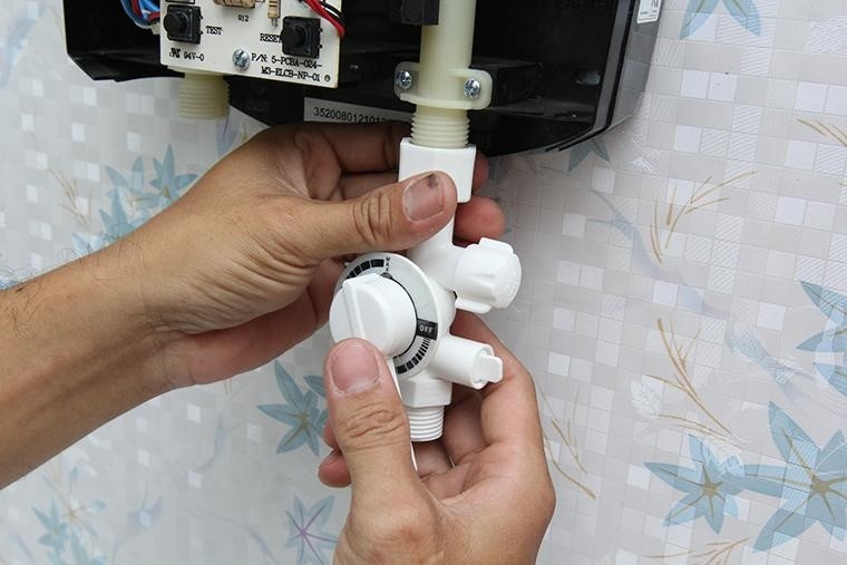 may nuoc nong qua nong