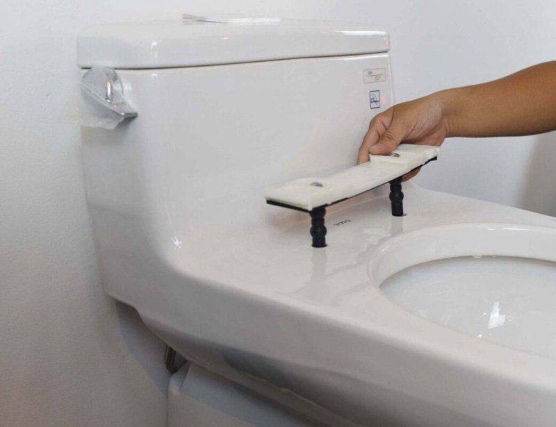 sửa nắp bồn cầu rơi êm 2