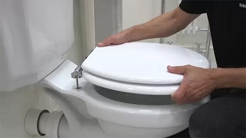 sửa nắp bồn cầu rơi êm 3