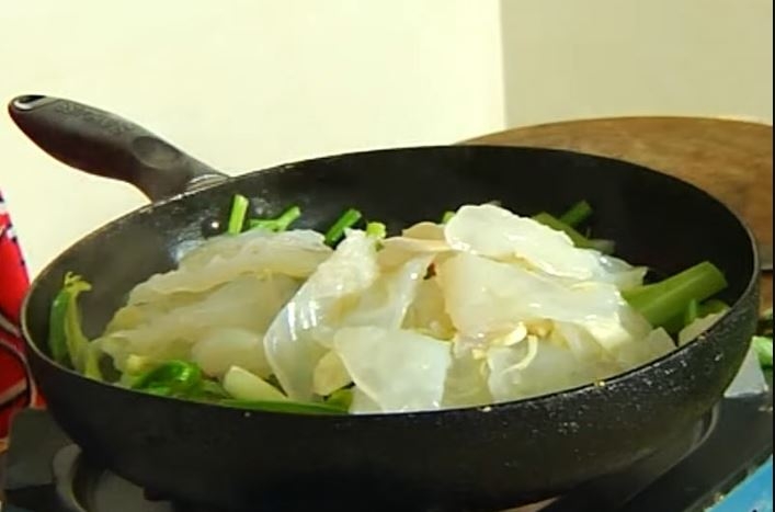 Sứa xào cần tây 5