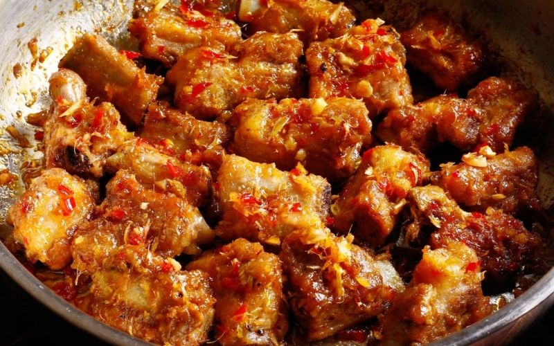 Làm sườn chiên sả ớt