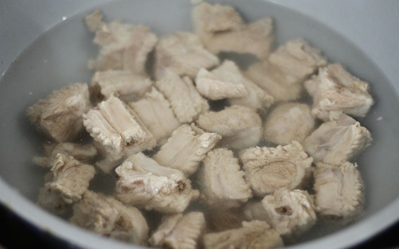 Chần sơ sườn làm sườn kho khoai tây