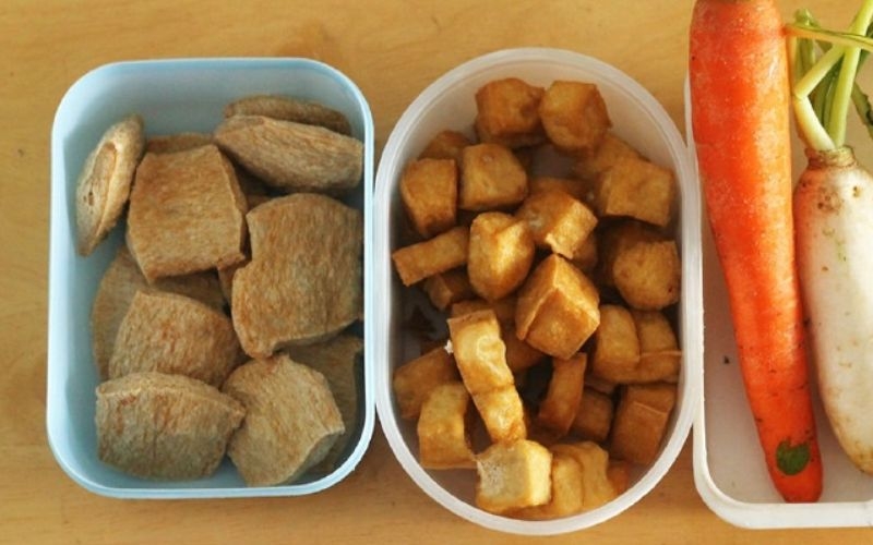 Sơ chế nguyên liệu làm sườn non chay kho đậu hũ
