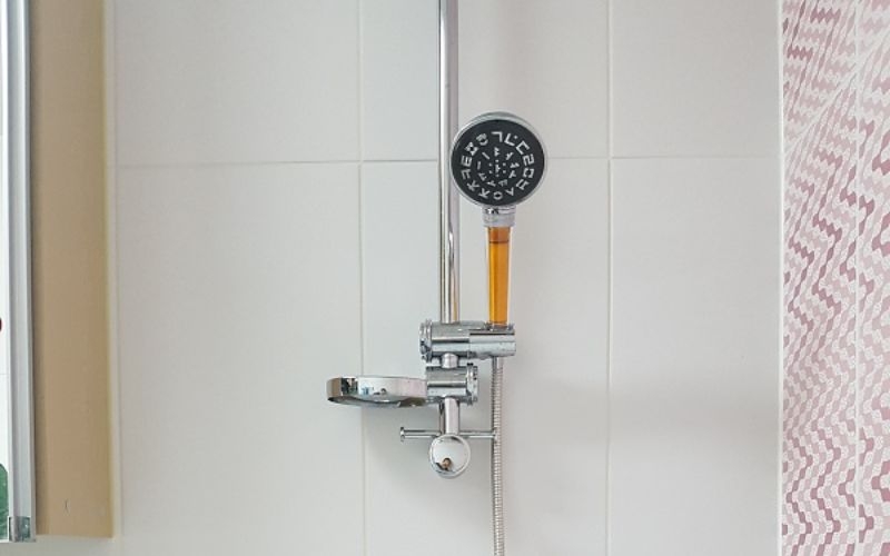 Dùng vòi sen Vitamin C khử Clo dư trong nước máy