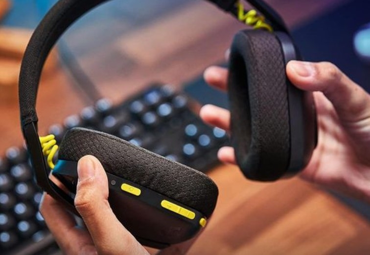 Logitech G435 có trọng lượng khoảng 165 g cùng kết nối LIGHTSPEED và Bluetooth, phù hợp với người ưu tiên sự cơ động