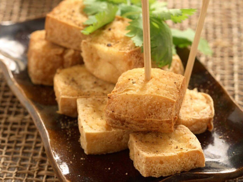 Tại sao đậu phụ chuyển vàng khi rán 2