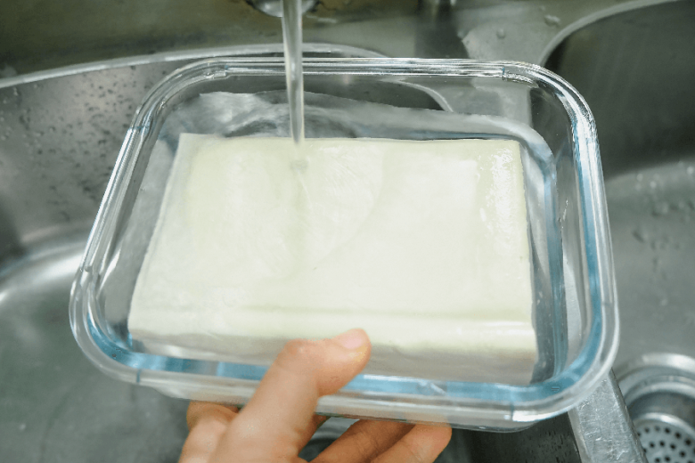 Tại sao đậu phụ chuyển vàng khi rán 5
